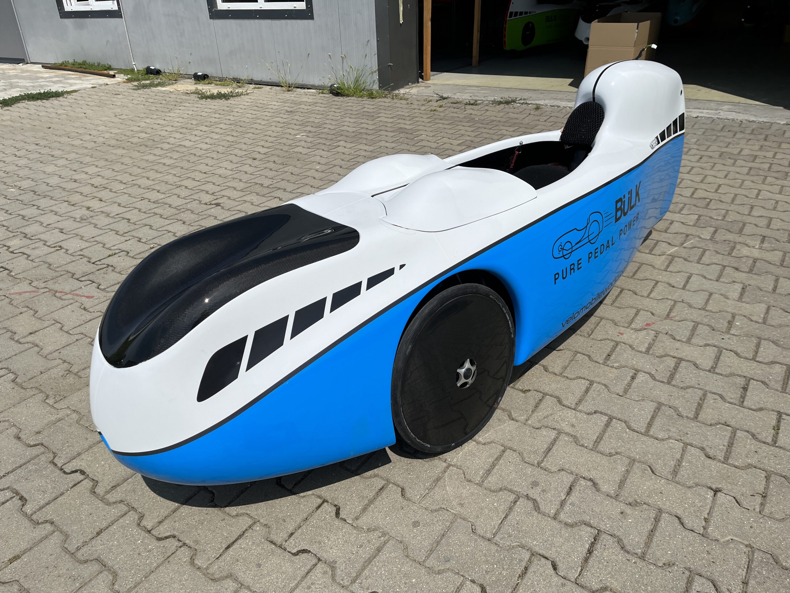 white and blue Buelk 4more velomobile